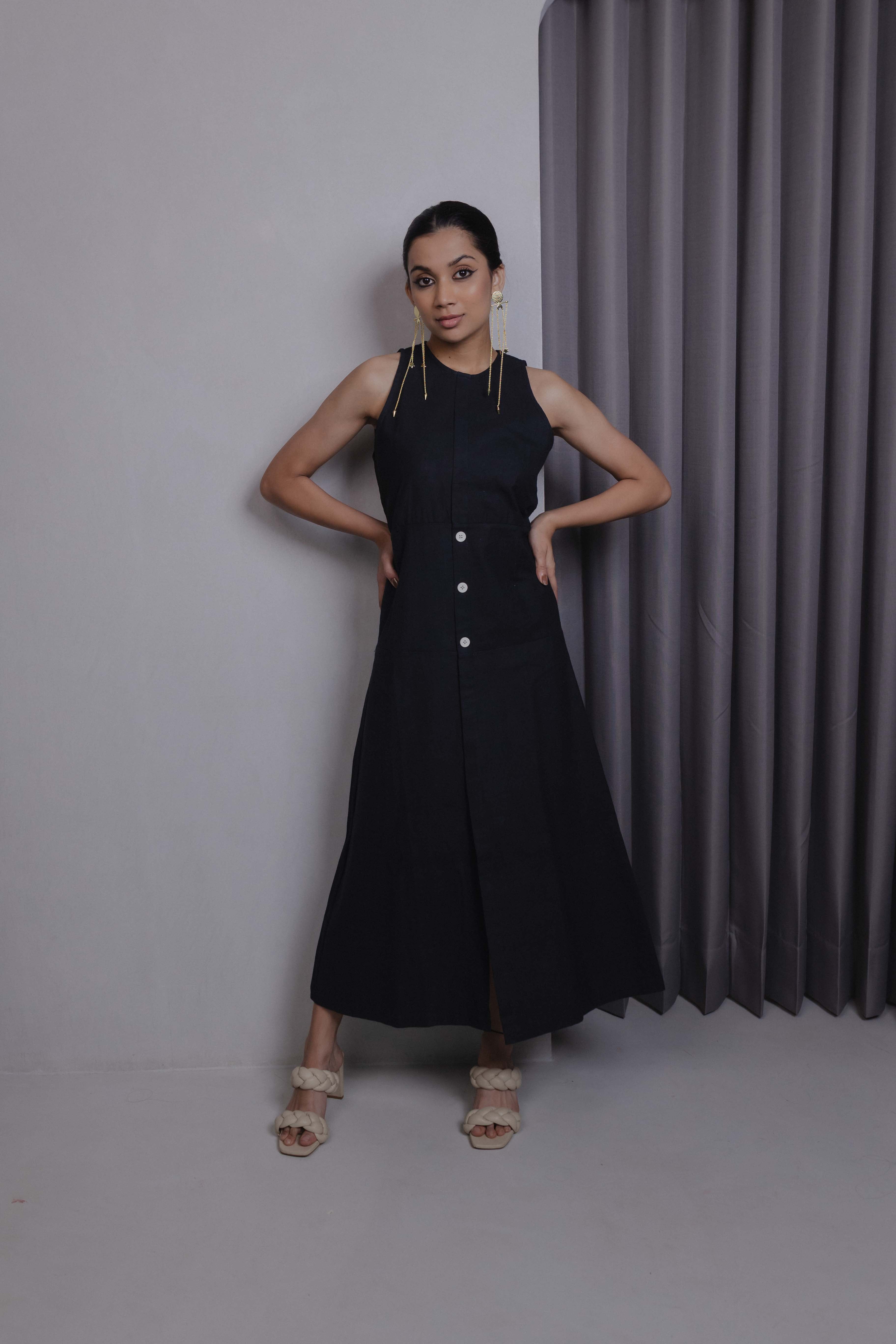 Sleeveless black khadi cotton midi dress with round neck and princess panels